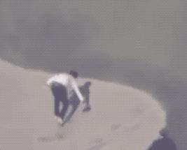 63岁老人滑倒蹲了一下,老人摔倒了该如何自救