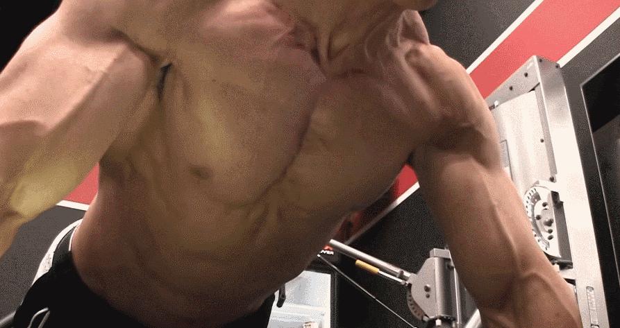 如何练出胸部宽阔的胸肌,宽握锻炼胸肌外侧及手臂二头肌