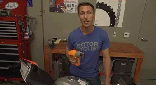 摩托贴纸撕下如何清理,摩托车原装贴纸怎么清洗