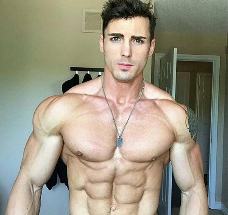 胸肌外侧线条怎么练,胸肌怎么练看不到锁骨