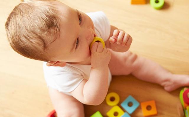 宝宝乱咬东西是缺什么了,宝宝乱咬东西是快长牙吗