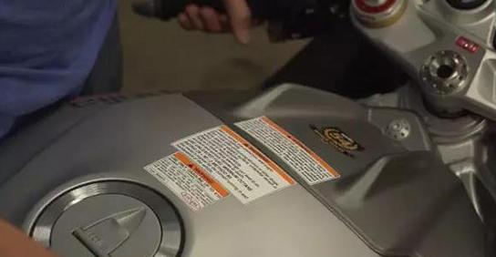 摩托贴纸撕下如何清理,摩托车原装贴纸怎么清洗