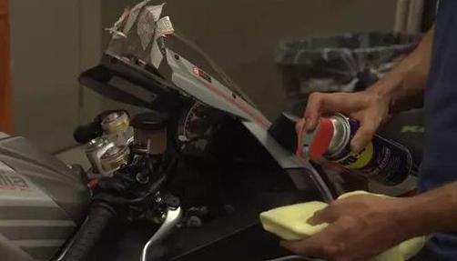 摩托贴纸撕下如何清理,摩托车原装贴纸怎么清洗