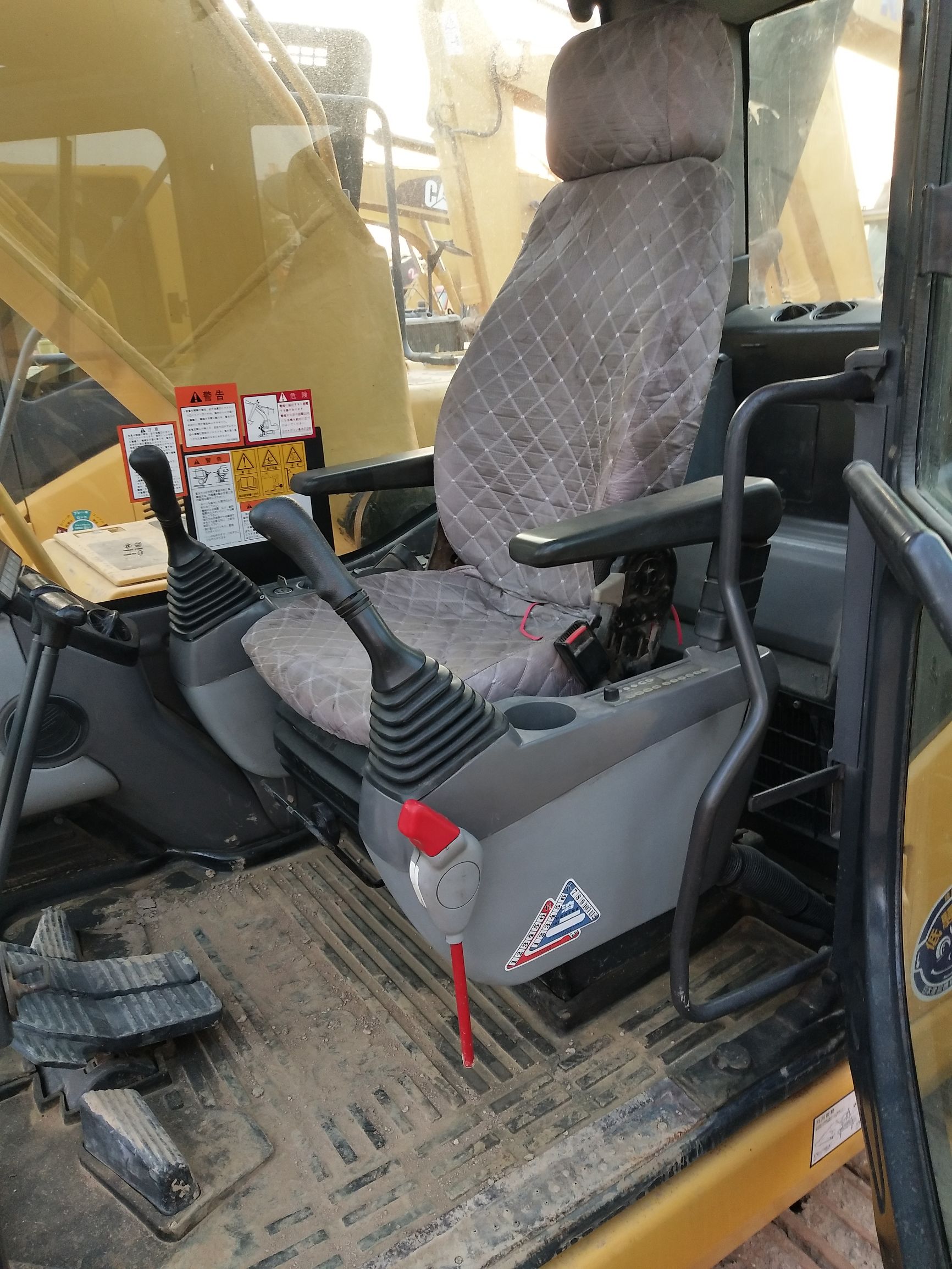 广州个人二手小松220挖掘机多少钱,18年二手小松挖掘机大概多少钱