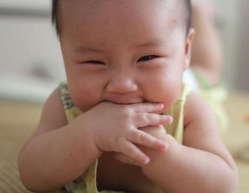 宝宝乱咬东西是缺什么了,宝宝乱咬东西是快长牙吗