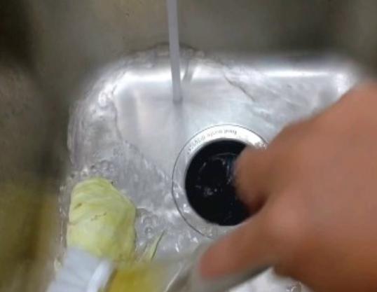 厨房垃圾桶老是黏黏糊糊,厨房垃圾桶小妙招