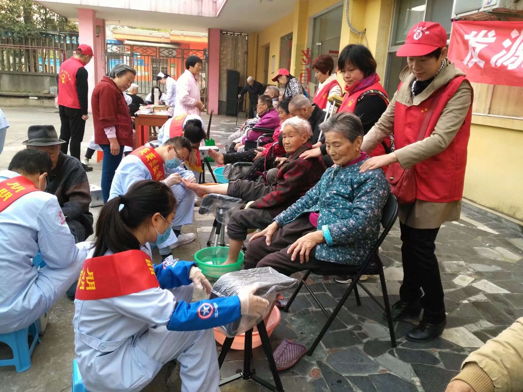 关爱留守老人志愿者,关爱老人传递义工志愿者正能量