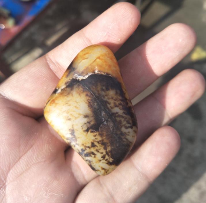 红皮白肉籽料400克原石值多少钱呀,几十公斤重的金黄色黄蜡石籽料