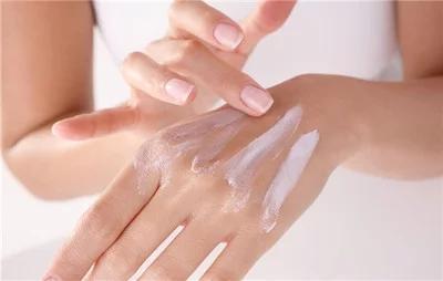 手粗糙干裂很难看？睡觉前做简单一步，小手很快变得又白又嫩