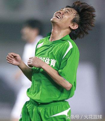 曾是国足第一前锋，一晚喝68罐啤酒，与著名女星未婚生子后分手