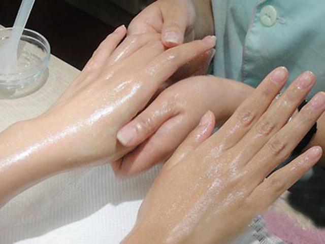 手粗糙干裂很难看？睡觉前做简单一步，小手很快变得又白又嫩
