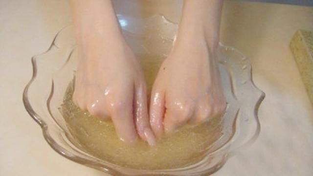 手粗糙干裂很难看？睡觉前做简单一步，小手很快变得又白又嫩