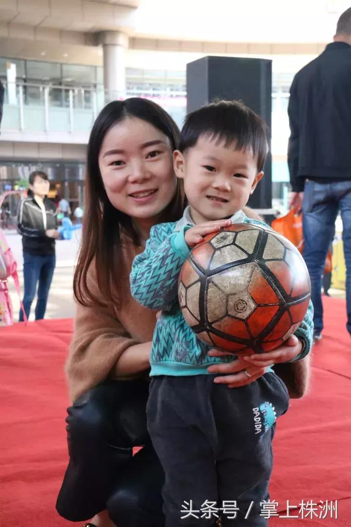 足球要从娃娃抓起宣传图,足球要从娃娃抓起图片