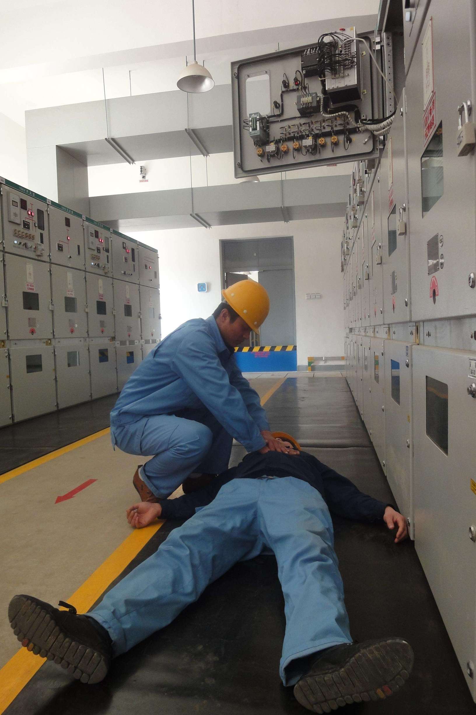 维修电工的触电及急救,低压电工考试口述触电急救步骤