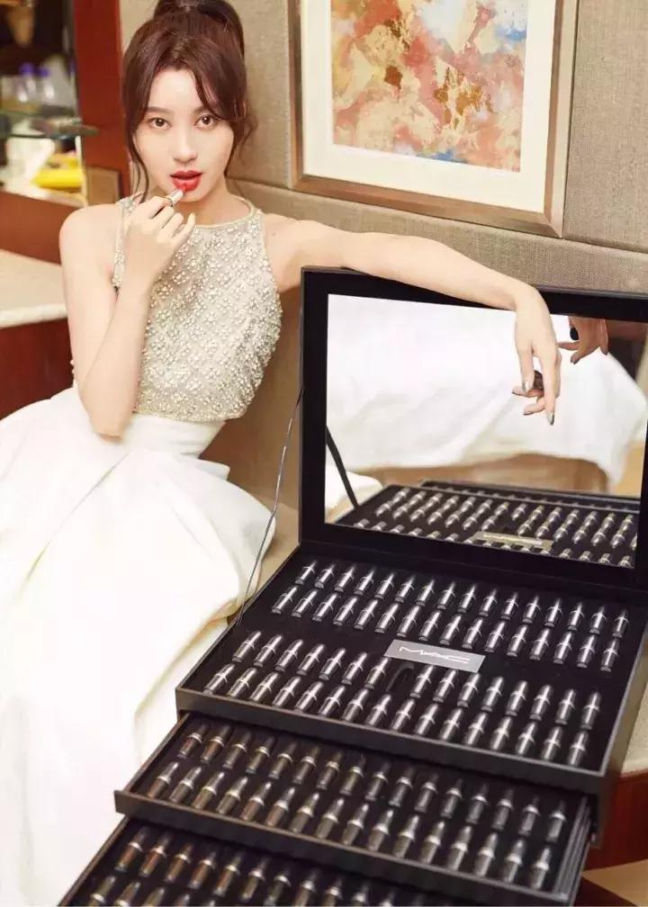 晒男友送的口红,明星晒自己口红