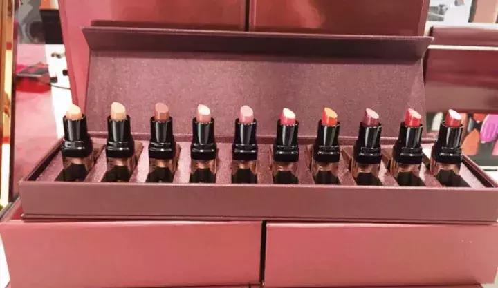 晒男友送的口红,明星晒自己口红