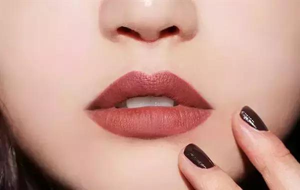 超火姨妈色口红不选肤色又显白,姨妈色口红显白吗