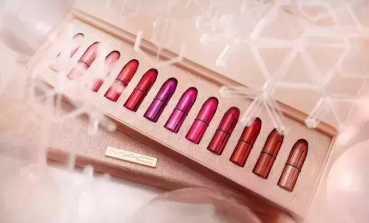晒男友送的口红,明星晒自己口红