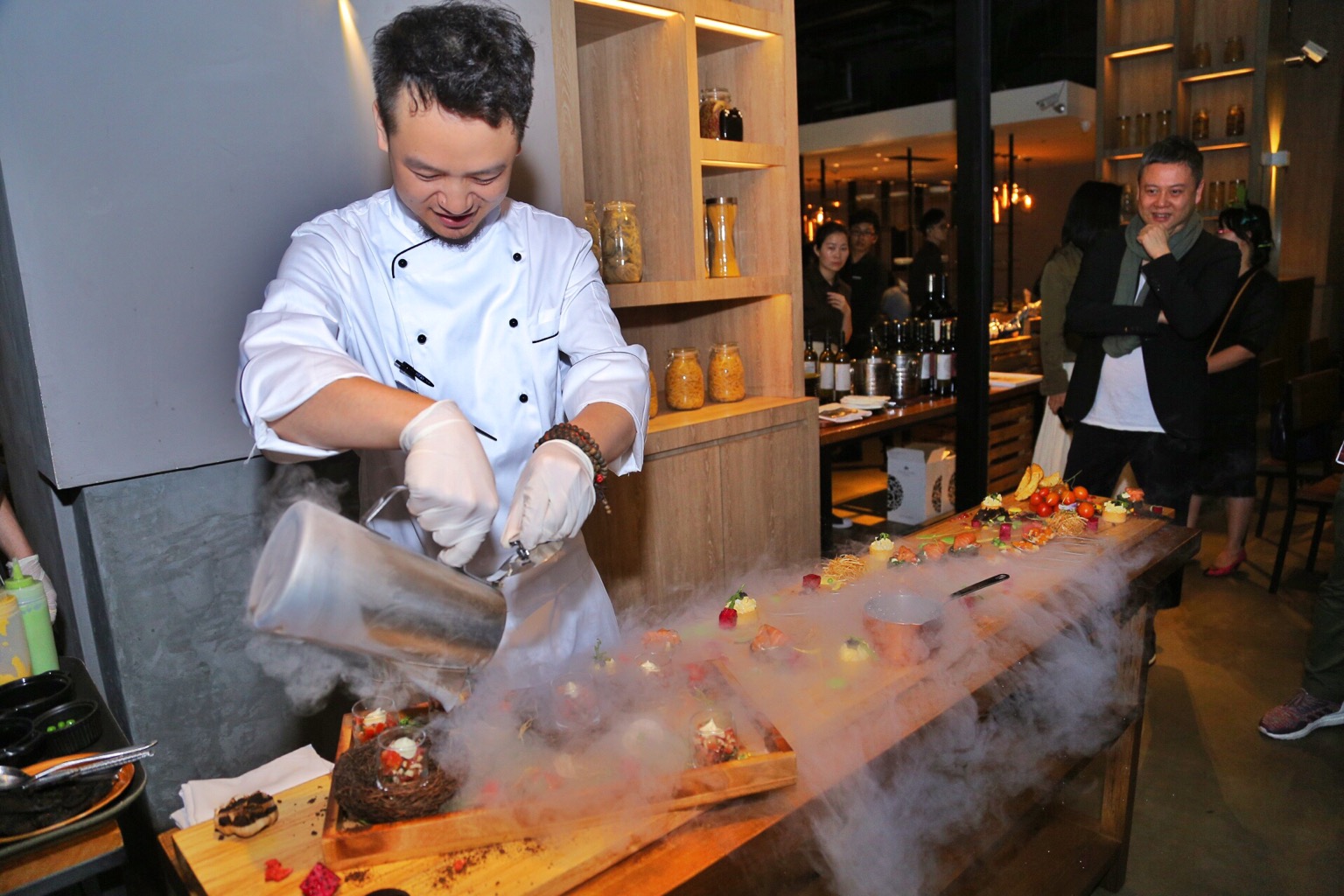 海归美女的西餐厅不得了！用舒芙蕾征服了米其林大厨，来合作菜品