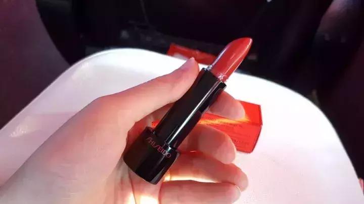 超火姨妈色口红不选肤色又显白,姨妈色口红显白吗