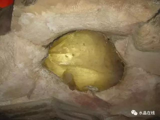 怎么判断黄水晶吊牌真假,如何辨别真假黄水晶能量柱