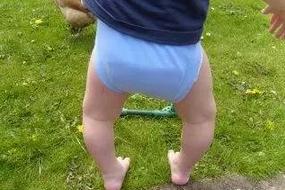 宝宝突然走路不稳o型腿,走路走不稳的宝宝