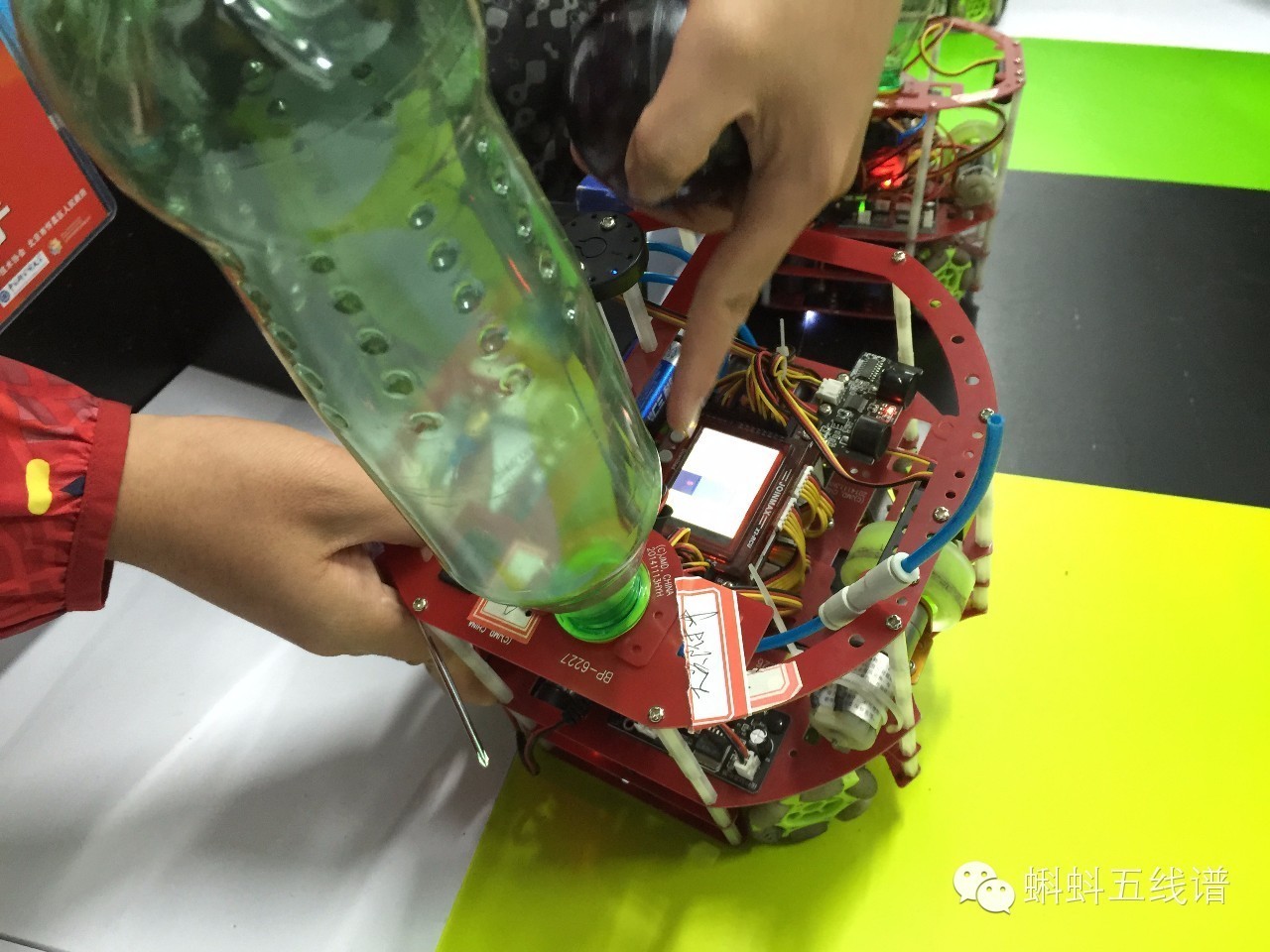 机器人踢足球真有吗,机器人踢足球照片