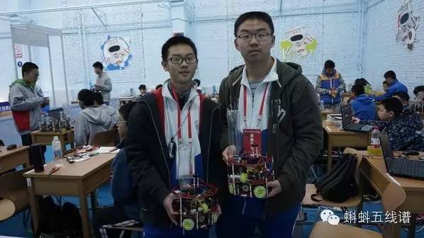 机器人踢足球真有吗,机器人踢足球照片