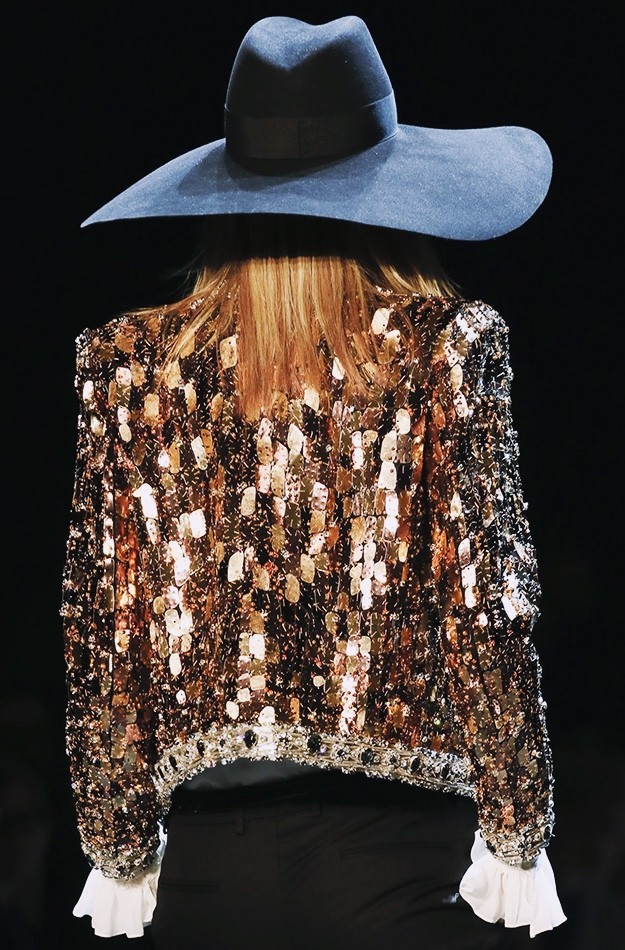 终于甩好了肉准备塞进这些衣裤的时候｜罪魁祸首跑了～