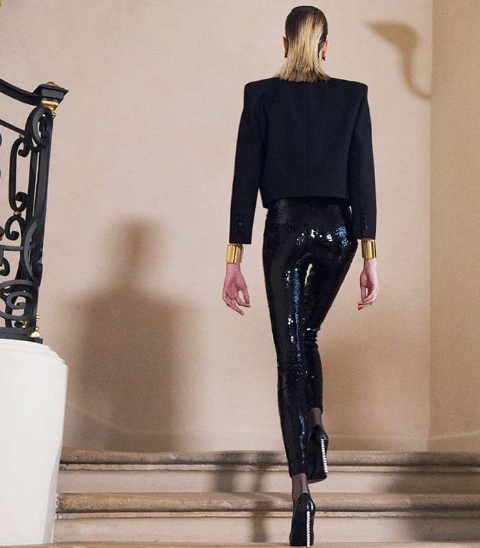 终于甩好了肉准备塞进这些衣裤的时候｜罪魁祸首跑了～