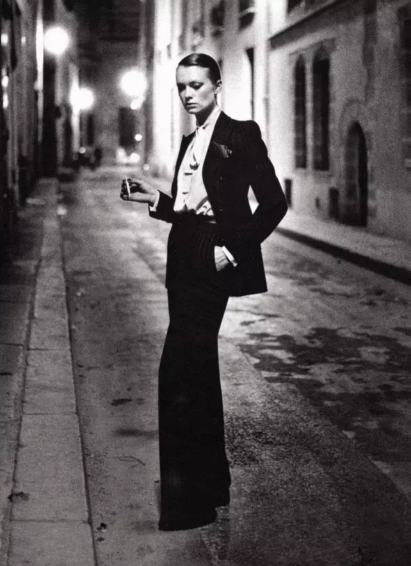 终于甩好了肉准备塞进这些衣裤的时候｜罪魁祸首跑了～