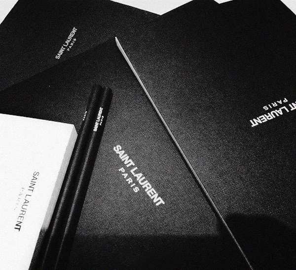 终于甩好了肉准备塞进这些衣裤的时候｜罪魁祸首跑了～