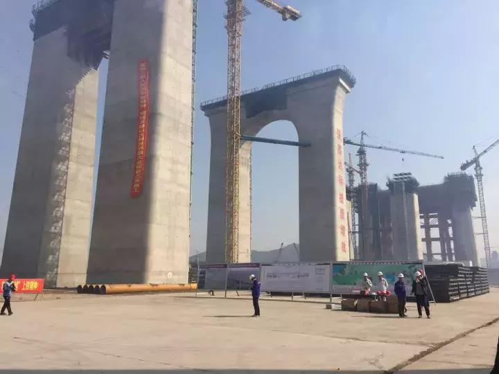 震撼！世界最大陆地沉井——五峰山长江特大桥北锚锭沉井下沉施工到位，面积比足球场还大！