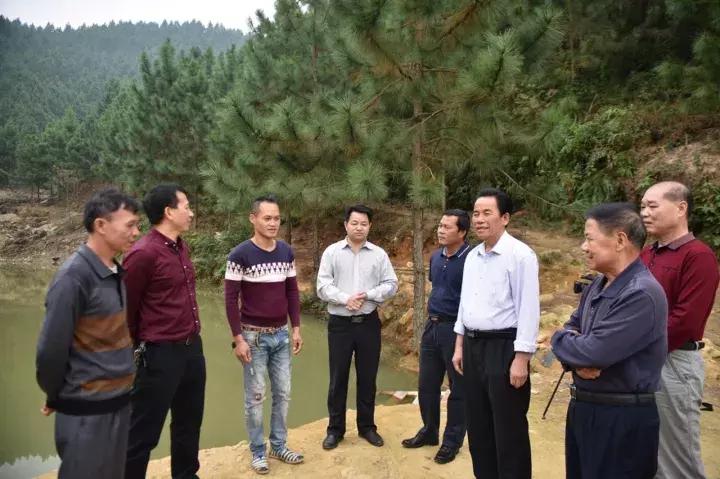 树立脱贫榜样传递扶贫力量,扶贫扶志自强不息