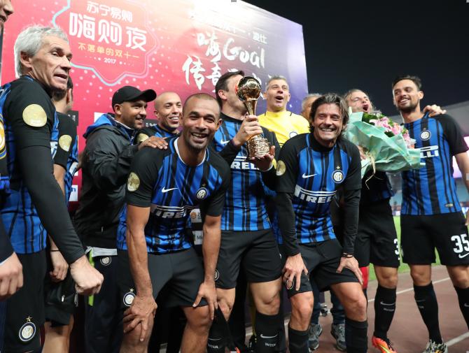 萨内蒂苏宁,萨内蒂捧起冠军杯