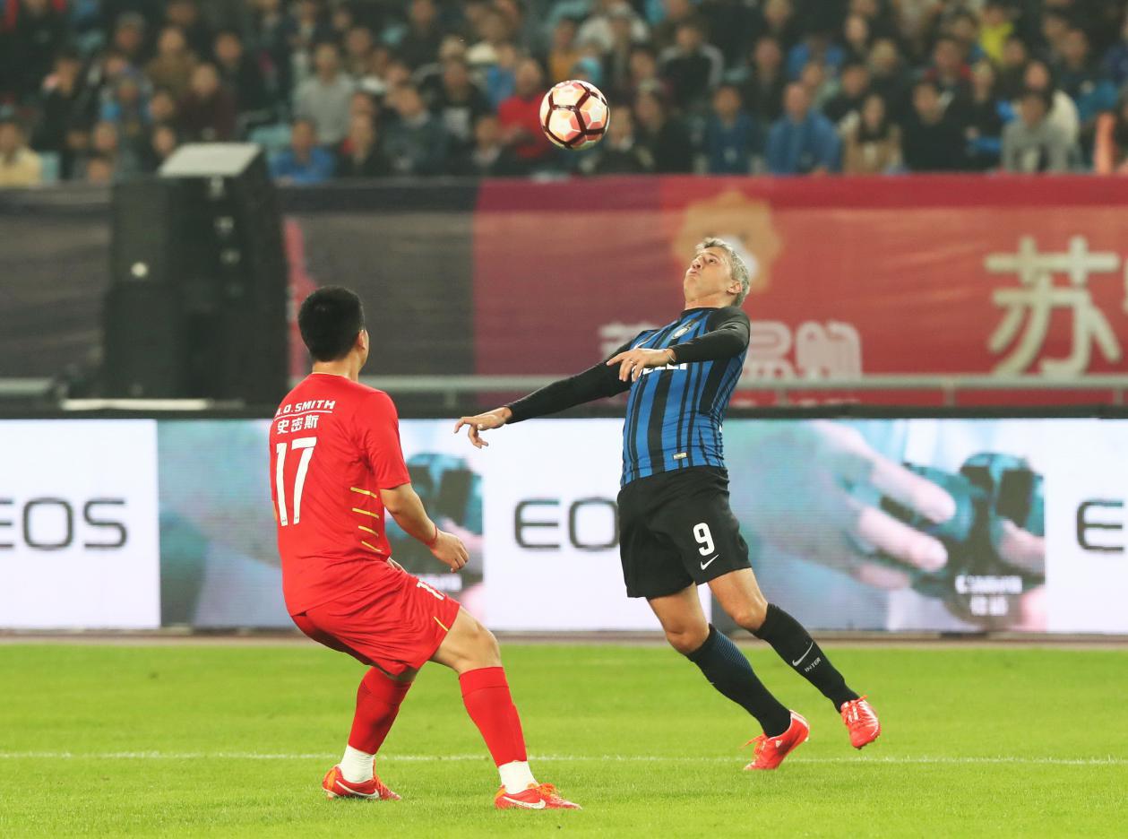 萨内蒂苏宁,萨内蒂捧起冠军杯