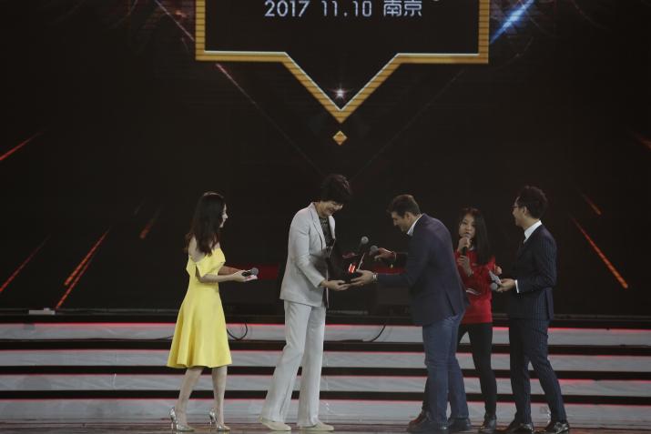 萨内蒂苏宁,萨内蒂捧起冠军杯