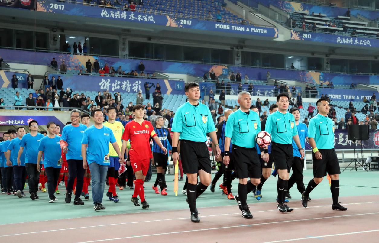 萨内蒂苏宁,萨内蒂捧起冠军杯