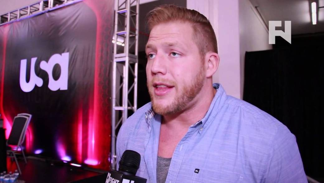 wwe选手失误道歉,wwe选手被暴打