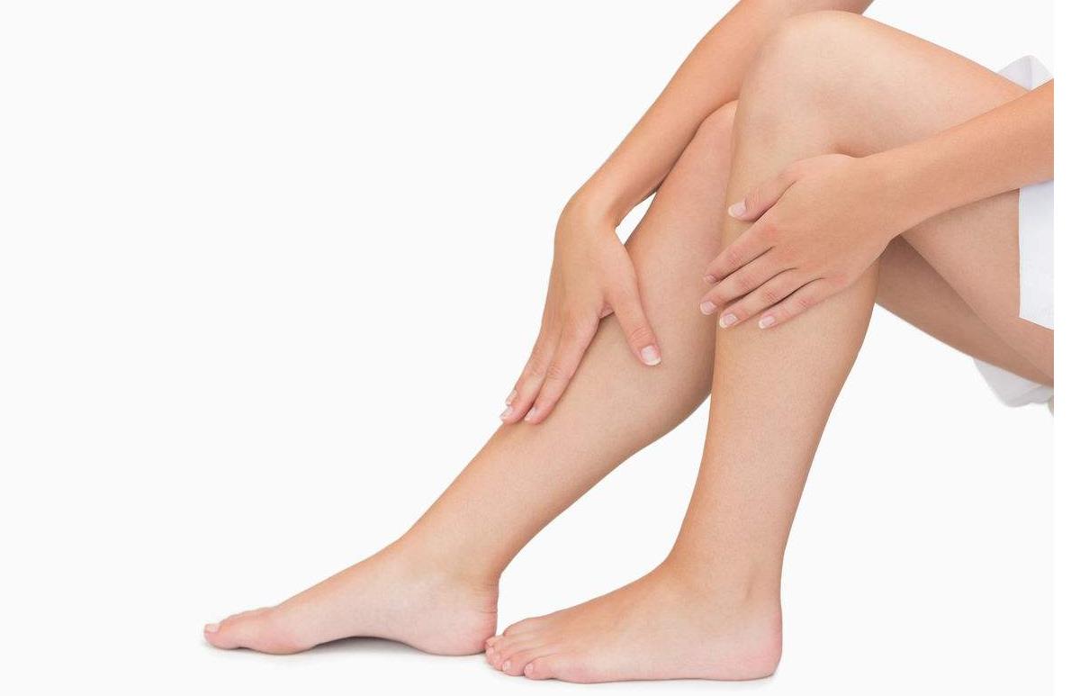 膝盖上黑黑的东西怎么去除,膝盖黑黑的洗不掉是什么原因