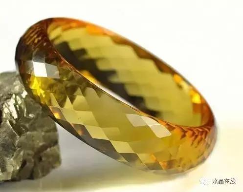 怎么判断黄水晶吊牌真假,如何辨别真假黄水晶能量柱
