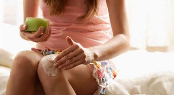 膝盖上黑黑的东西怎么去除,膝盖黑黑的洗不掉是什么原因