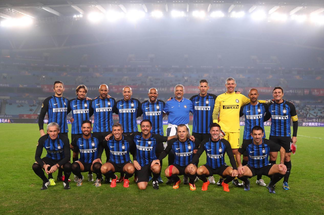 萨内蒂苏宁,萨内蒂捧起冠军杯