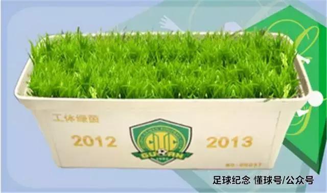 纪念足球礼物,伯纳乌球场草皮纪念品