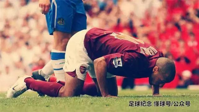 纪念足球礼物,伯纳乌球场草皮纪念品