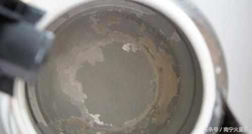 矿泉水烧开后有水垢对人的危害,矿泉水加热后有白色杂质