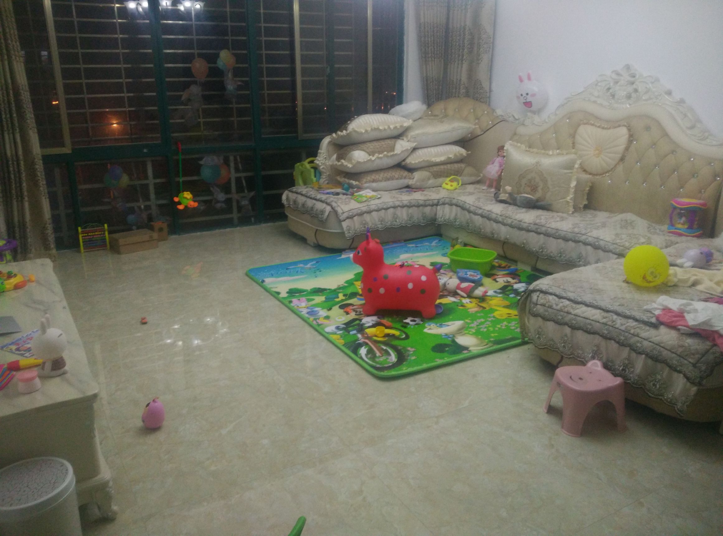 宝宝摔到头肿了个大包妈妈心好痛,宝宝摔着爸爸心疼哭了