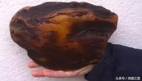 一块琥珀原石浮显人神掠影