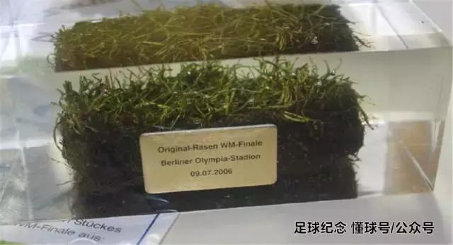 纪念足球礼物,伯纳乌球场草皮纪念品