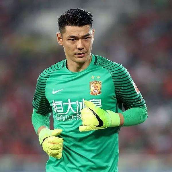 谁是现在足坛第一门将,目前足坛最强守门员是谁